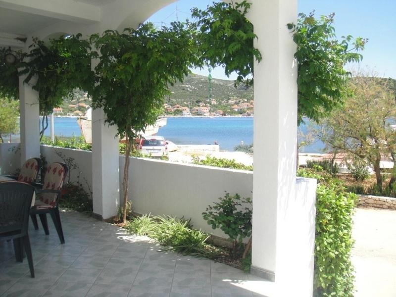 Apartments Ivan Orlic Vinisce Exterior photo